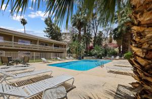 uma piscina com espreguiçadeiras e um resort em Sol Springs Inn em Palm Springs