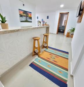 uma sala de estar com dois bancos num bar em Praieira Hostel&Pousada em Itacaré