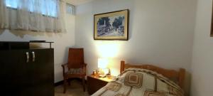 波哥大的住宿－CASA LATINO，一间卧室配有一张床、一张桌子和一把椅子