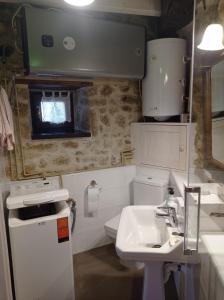 Un baño pequeño con lavabo e inodoro. en La Casina de Valles de San Román, en La Busta