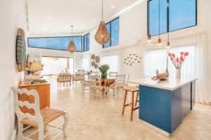 eine Küche und ein Esszimmer mit einem Tisch und Stühlen in der Unterkunft Charming villa with private pool in Juan Dolio in Juan Dolio