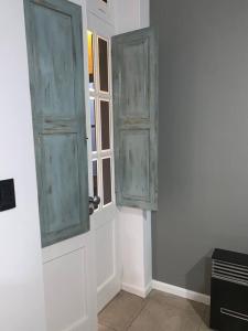um quarto com uma porta aberta e uma janela em Casona centrica alameda Mendoza em Mendoza