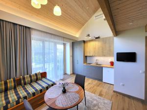 ein Wohnzimmer mit Sofa und Tisch in der Unterkunft Nemirsetos kopos in Palanga + 29 Fotos