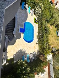 - une vue sur la piscine entourée de chaises longues dans l'établissement Studio apartment with pool, à Pula