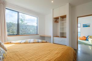 1 dormitorio con cama y ventana grande en Countryview Haven en Tasman