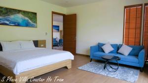 En eller flere senge i et værelse på 07-Biệt thự Villa cao cấp Hồ Tràm 350m2 GẦN BIỂN HỒ BƠI RIÊNG, SÂN VƯỜN 1000m2, BBQ