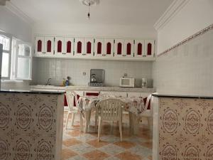Kitchen o kitchenette sa Darcom Apartments