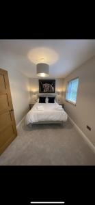 Postel nebo postele na pokoji v ubytování Kilbarth Cottage