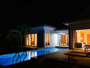 una casa con piscina por la noche en 07-Biệt thự Villa cao cấp Hồ Tràm 350m2 GẦN BIỂN HỒ BƠI RIÊNG, SÂN VƯỜN 1000m2, BBQ en Xuyên Mộc