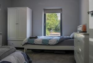 um quarto com uma cama e uma janela em Erinona House em Stonefort