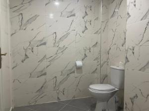 Bathroom sa Darcom Apartments