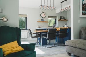 a living room with a kitchen with a table and chairs at Erinona House in Stonefort