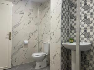 Bathroom sa Darcom Apartments