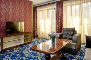 TV a/nebo společenská místnost v ubytování Royal Plaza by Stellar Hotels, Yerevan