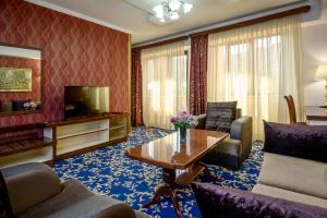TV a/nebo společenská místnost v ubytování Royal Plaza by Stellar Hotels, Yerevan