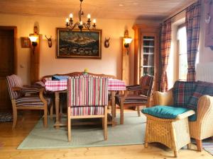 - une salle à manger avec une table et des chaises dans l'établissement Ferienwohnungen Dopplerhof, à Piding