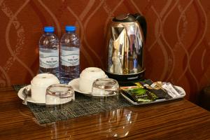 Příslušenství pro přípravu čaje a kávy v ubytování Royal Plaza by Stellar Hotels, Yerevan