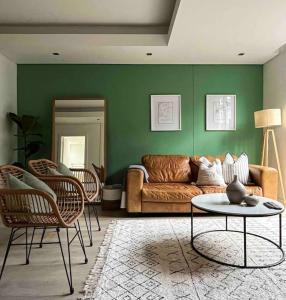 ein Wohnzimmer mit Sofa und Tisch in der Unterkunft Stylish Bree Street Apartment - The Perfect Urban Getaway in Kapstadt
