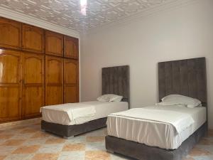 Kama o mga kama sa kuwarto sa Darcom Apartments
