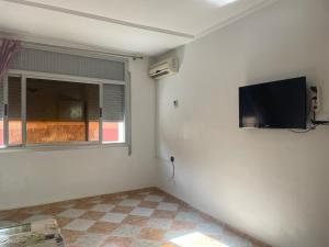TV at/o entertainment center sa Darcom Apartments