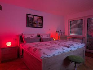 Schlafzimmer mit einem Bett mit roter Lampe in der Unterkunft Siebengebirgsblick in Bonn