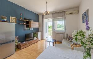 uma sala de estar com paredes azuis e uma mesa em Stunning Apartment In Umag With 2 Bedrooms And Wifi em Umag