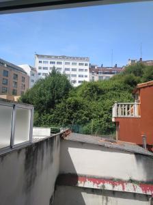 een uitzicht vanaf het dak van een gebouw bij Precioso Estudio in Sada