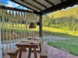 un tavolo su un patio con vista sulle montagne di Casita Icatá con vista a la montaña (A 5 minutos del pueblo) a Villa de Leyva