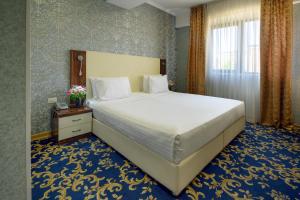 Postel nebo postele na pokoji v ubytování Royal Plaza by Stellar Hotels, Yerevan