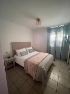 - une chambre avec un grand lit et une table de nuit dans l'établissement Apartamento Kai, à Playa Jandía