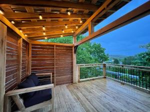 埃德门兹顿Morel Executive Suites的带有凉亭和灯光的木质甲板