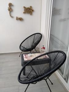 two black chairs and a table in a room at Vivienda Gorrión in Morro del Jable