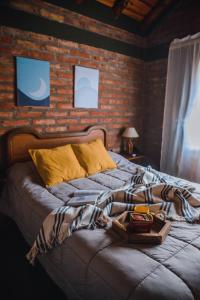 Un pat sau paturi într-o cameră la Casa cálida en Esquel