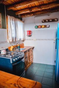 Kitchen o kitchenette sa Casa cálida en Esquel