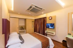a hotel room with a bed and a tv at Pai Viceroy in Tirupati +29 photos