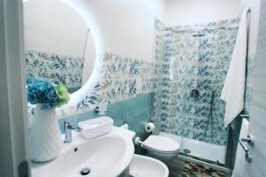 La salle de bains est pourvue d'un lavabo, de toilettes et d'un miroir. dans l'établissement CASA MONTAGNOLA34 Centro Storico, à Naples