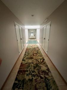 an empty hallway with a rug on the floor at Hotel Maitei Posadas in Posadas