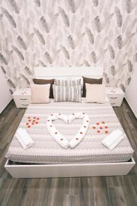 - un lit avec un oreiller en forme de cœur dans l'établissement CASA MONTAGNOLA34 Centro Storico, à Naples