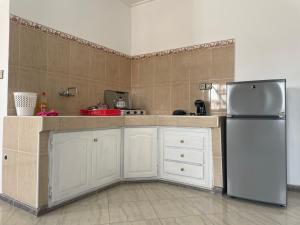 Kitchen o kitchenette sa Darcom Apartments