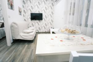 Cette chambre comprend une table avec une plaque de beignets. dans l'établissement CASA MONTAGNOLA34 Centro Storico, à Naples
