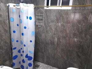 a bathroom with a shower curtain and a toilet at Linda vista in Arroyo de Los Patos