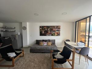 - un salon avec un canapé, une table et des chaises dans l'établissement Apartamento completo en exclusivo sector 401, à Ibagué