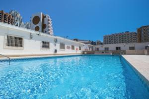 una piscina de agua azul en un edificio en Ducado 10-J Apartment Levante Beach, en Benidorm