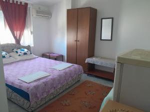 1 dormitorio con 1 cama, armario y ventana en Guest House Oroshi, en Ulcinj