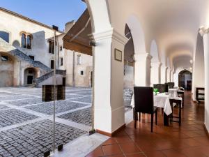 a courtyard with tables and chairs in a building at Pousada Castelo de Alvito in Alvito