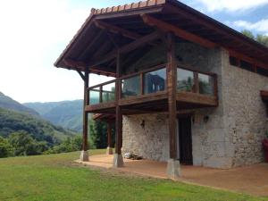a stone building with a wooden roof on a hill at Casa con encanto in Arredondo