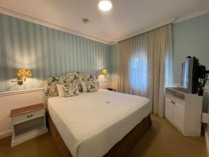Rúm í herbergi á Hotel Villa Morra Suites