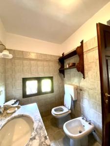 y baño con lavabo, aseo, bañera y lavamanos. en La Dimora Degli Olivi, en Galbiate
