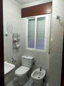 Baño blanco con aseo y lavamanos en Boa Vista, en Monforte de Lemos