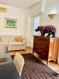 uma sala de estar com uma estátua de cavalo em cima de uma cómoda em wild rooms&house em Nettuno